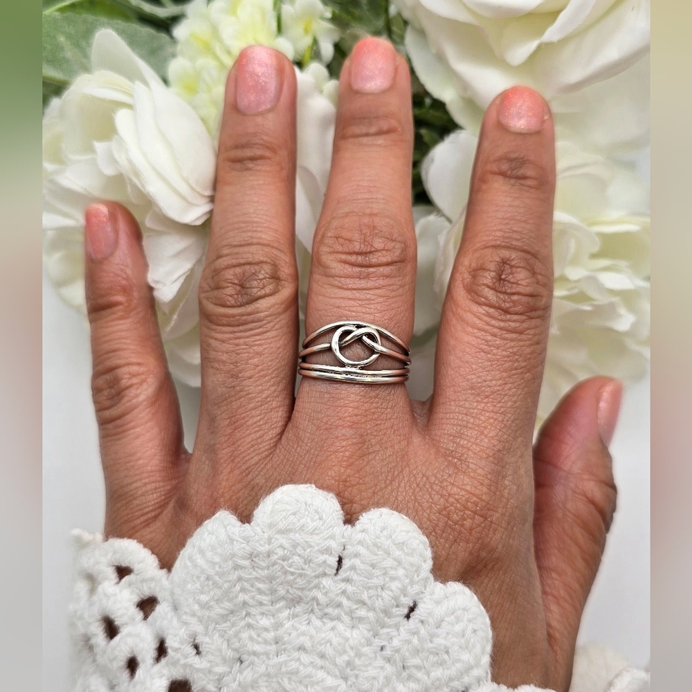 ๐ฅฐ KNOTTED LOVE RING - Picture 2 of 5